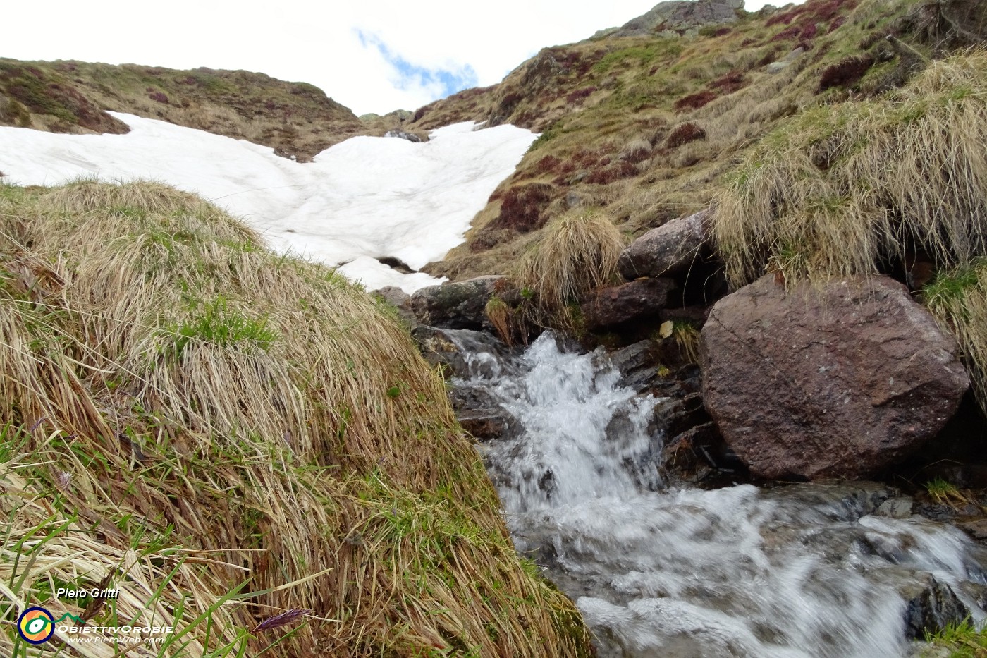 68 Ruscelletto carico d'acqua della neve in scioglimento.JPG